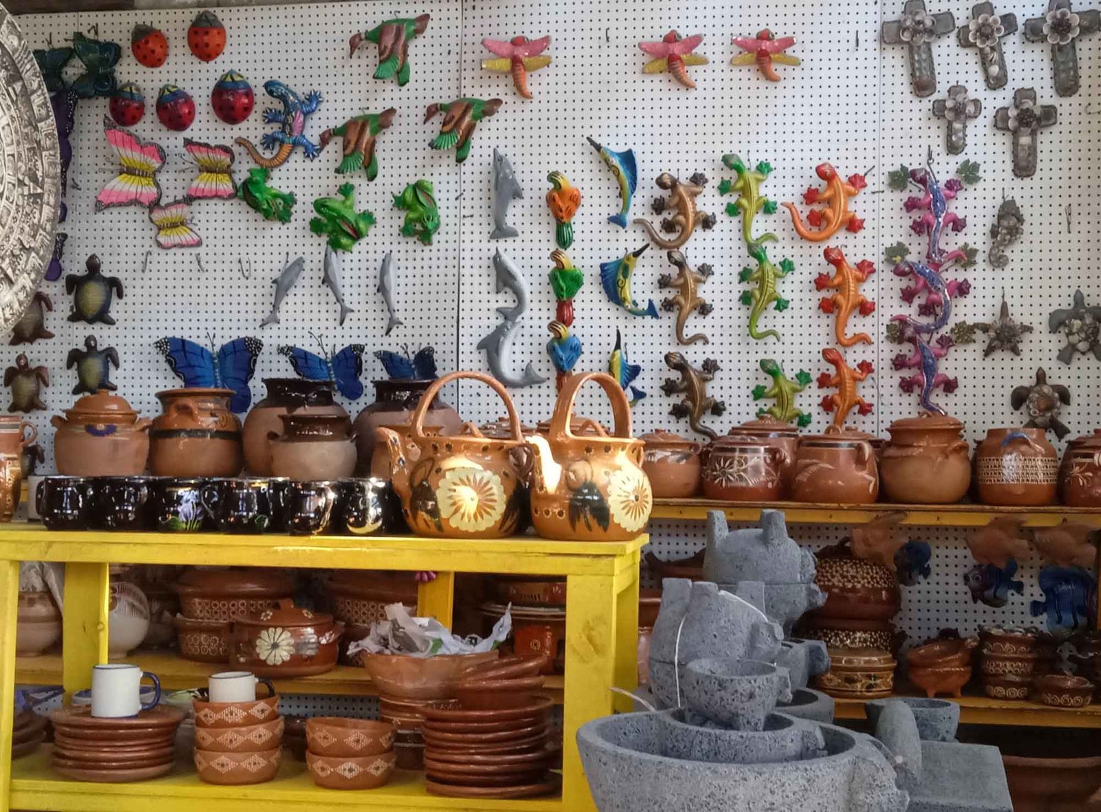 Ollas y platos de barro para cocina