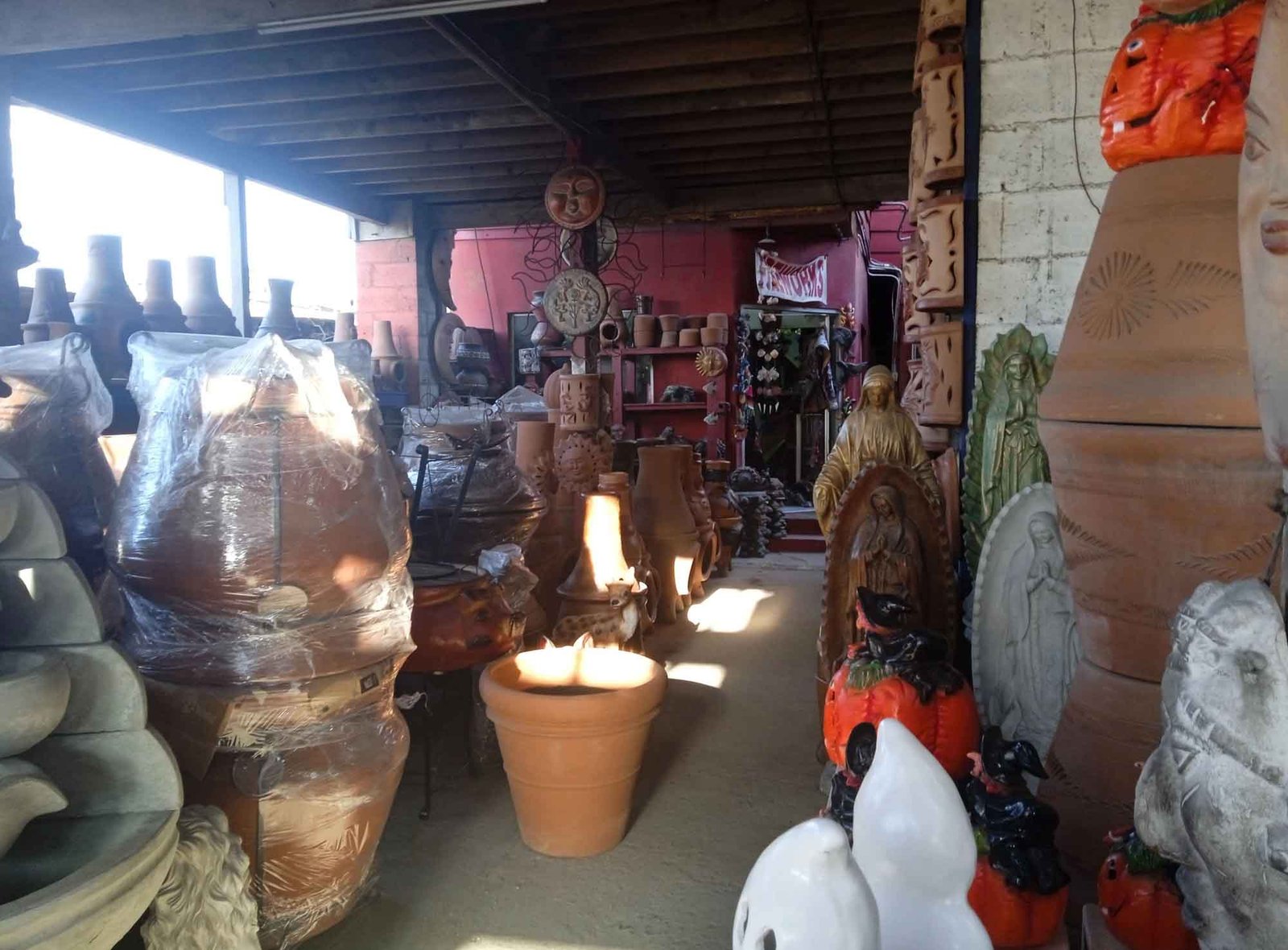 Variedad de articulos de cement,barro,piedra